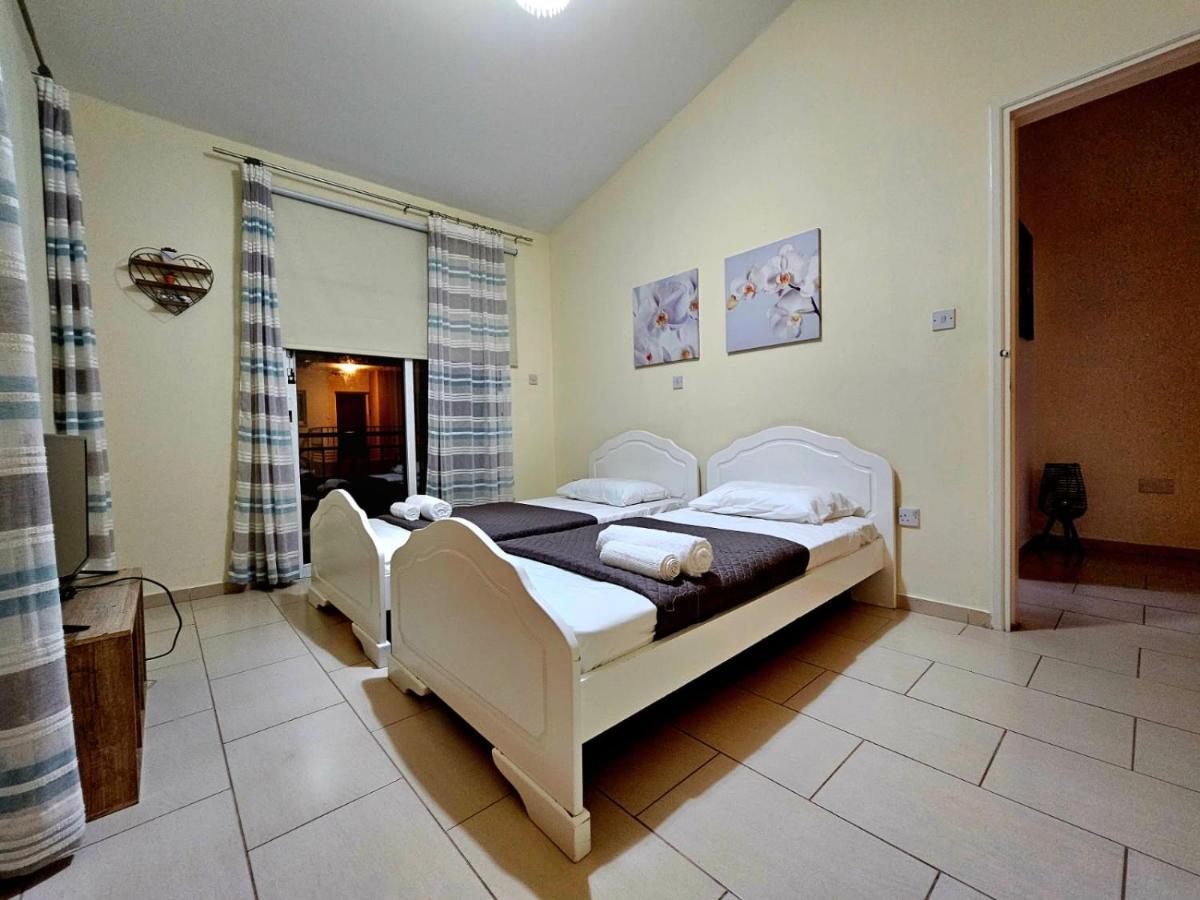 Spacious Villa With Private Pool Paphos ภายนอก รูปภาพ